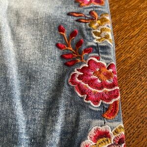 Flamingals Embroidered barrel crop - Women’s Jeans with Pink Floral Detail